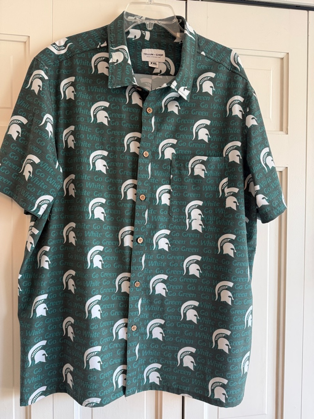 Men's Green Short-Sleeve Button-Down Shirt - Michigan State Helmet Print